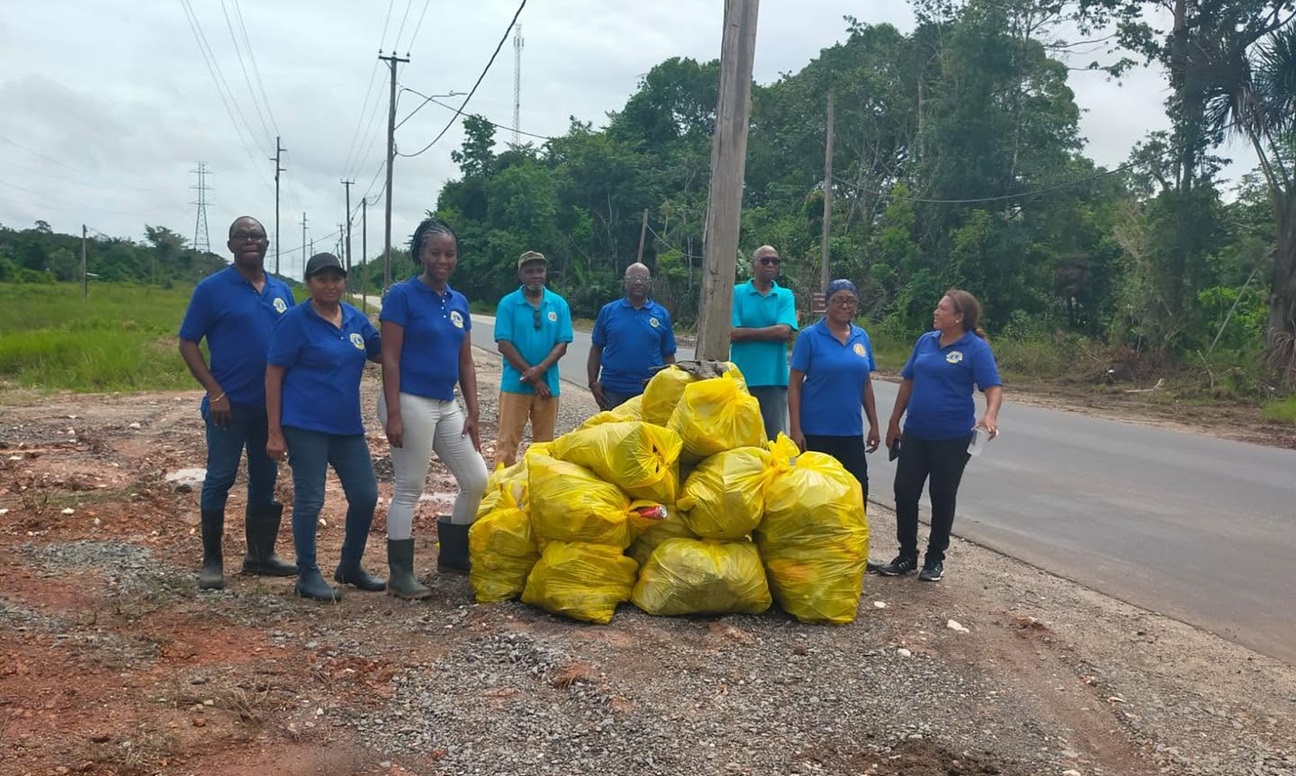 Lions Club Para en Philipusdorp ruimen 50 zakken zwerfvuil op langs Afobakaweg