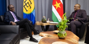 Minister Melvin Bouva tijdens het kennismakingsgesprek met de nieuwe IICA vertegenwoordiger Michael Dalton. Foto: CDS