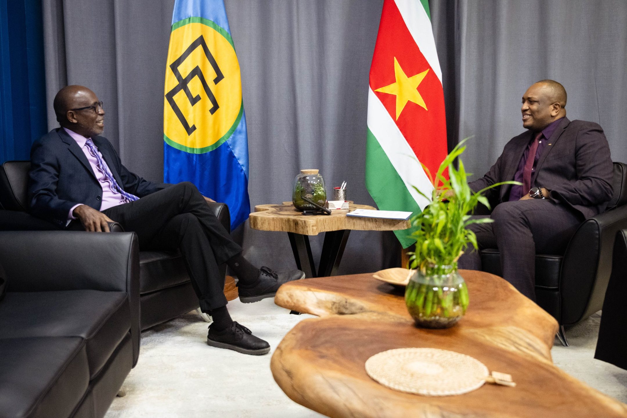 Minister Melvin Bouva tijdens het kennismakingsgesprek met de nieuwe IICA vertegenwoordiger Michael Dalton. Foto: CDS
