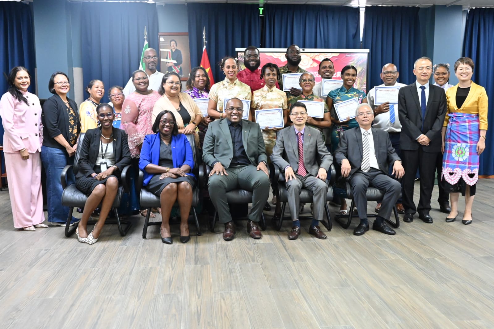 Deelnemers ontvangen hun certificaat na afronding van de Chinese taalcursus georganiseerd door BIS, de Chinese ambassade, het Confucius Instituut en het SDI. Foto: CDS