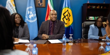 Minister Melvin Bouva tijdens het overleg met vertegenwoordigers van het Bureau van de Hoge Commissaris voor de Mensenrechten (OHCHR).