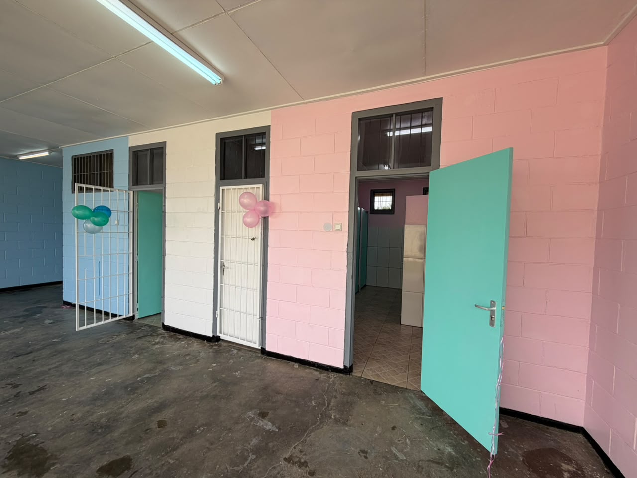 Van twee werkende toiletten naar vernieuwde sanitaire voorzieningen.