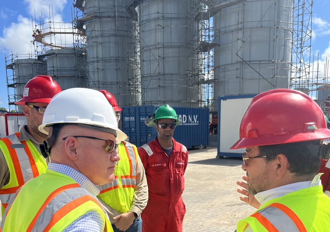 VS-zaakgelastigde bezoekt Halliburton in Houttuin te midden van protesten