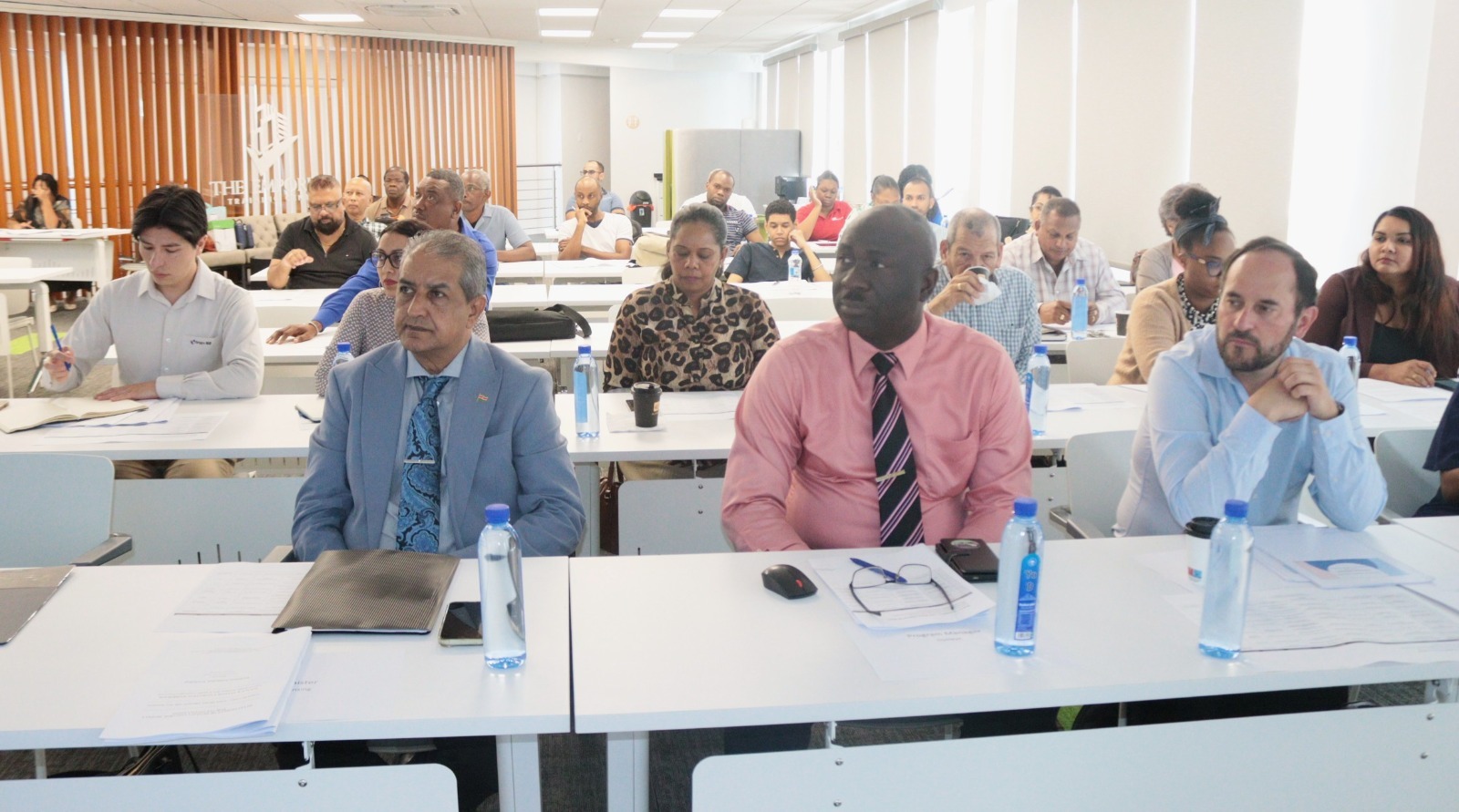 Deelnemers aan de Final Presentation & Technical Validation Workshop over kwaliteitsborging binnen beroepsgerichte trainingen in Suriname. Foto: CDS