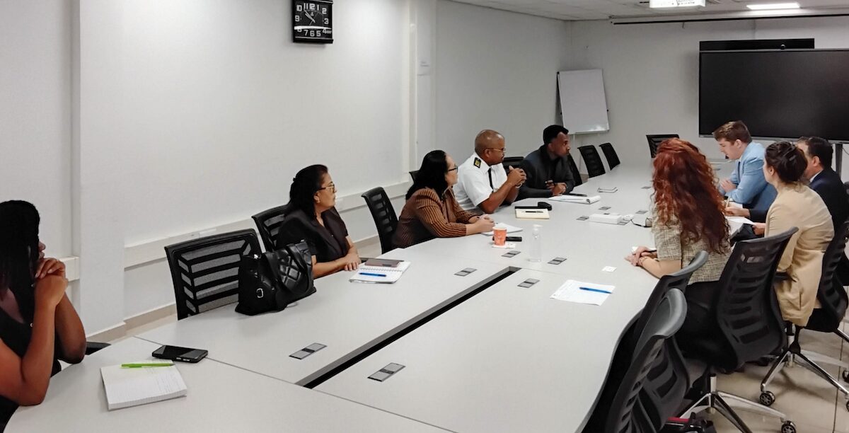 Vertegenwoordigers van het ministerie van Financiën en Planning en de Amerikaanse Ambassade tijdens een werkoverleg in Paramaribo. Foto: CDS