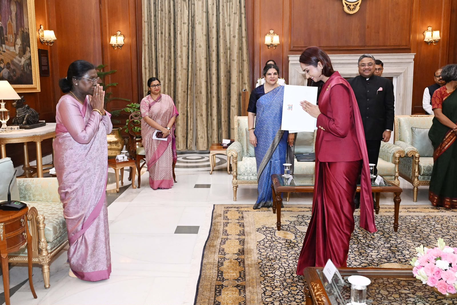 Ambassadeur Hanisha Jairam biedt geloofsbrieven aan president van India aan.