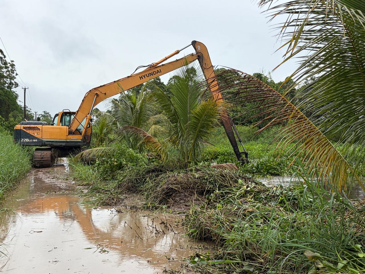 Primaire ontwateringswerkzaamheden zorgen voor betere waterafvoer tijdens zware neerslag.