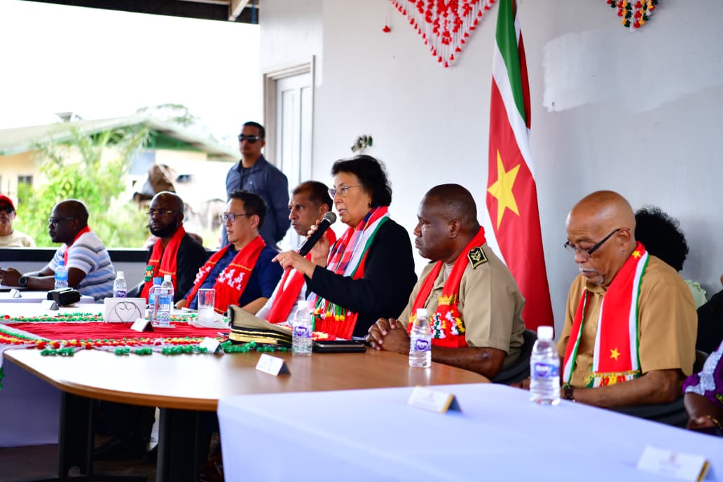 President Simons bezoekt Pikin Saron na vervuiling Saramaccarivier. Foto: CDS