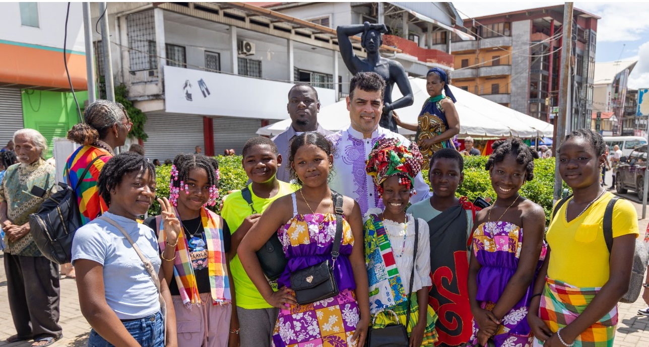 “Zonder vingers geen vuist”: Adhin onderstreept collectieve kracht Suriname