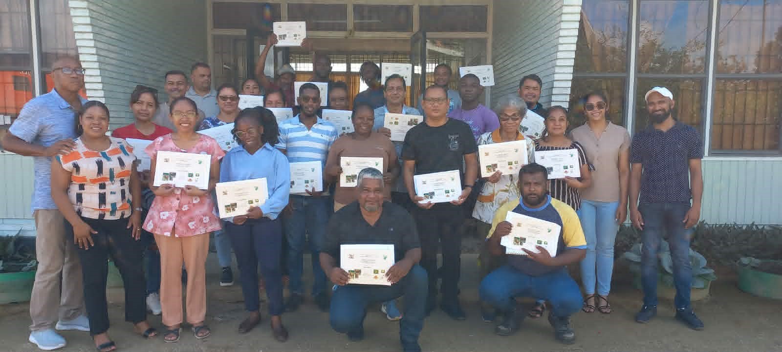 Deelnemers ontvangen hun certificaat na succesvolle afronding van de basispluimveetraining van LVV in Lelydorp.