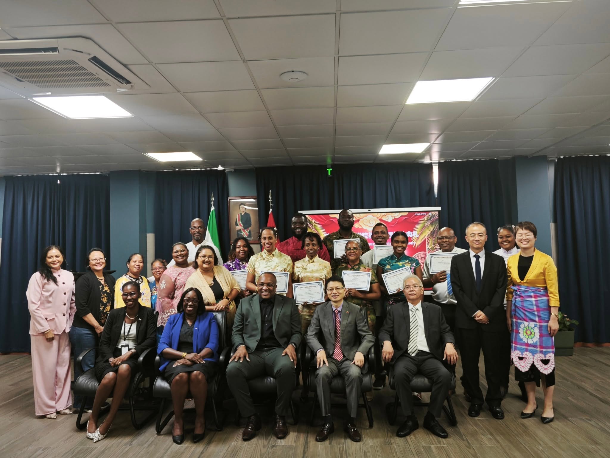 Diplomaten ronden Chinese taalcursus af en versterken banden China-Suriname