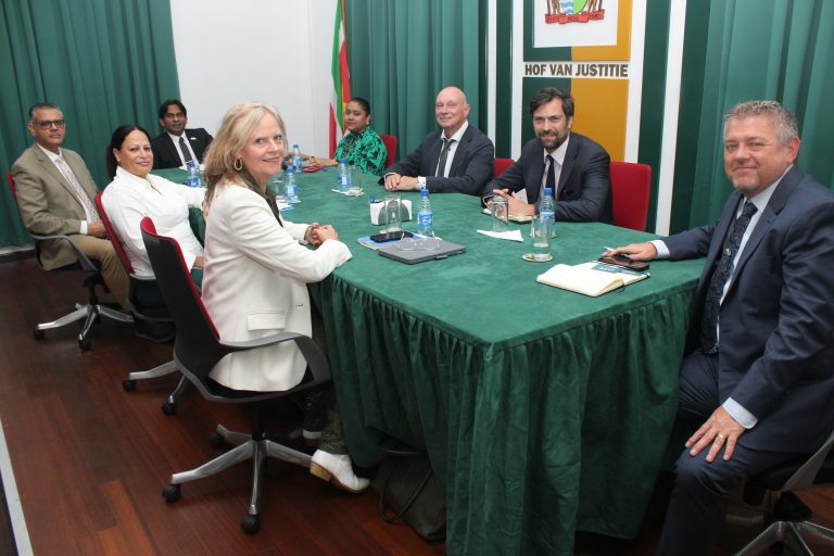 Internationale experts bundelen krachten tegen corruptie in Suriname.