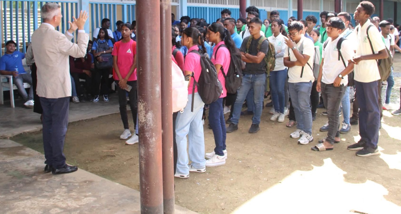 Franse ambassadeur brengt educatief werkbezoek aan Nickerie.