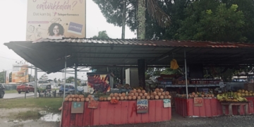 Suriname noemt gastvrijheid graag onderdeel van zijn identiteit. Illustratiefoto: fruitverkoper Paramaribo