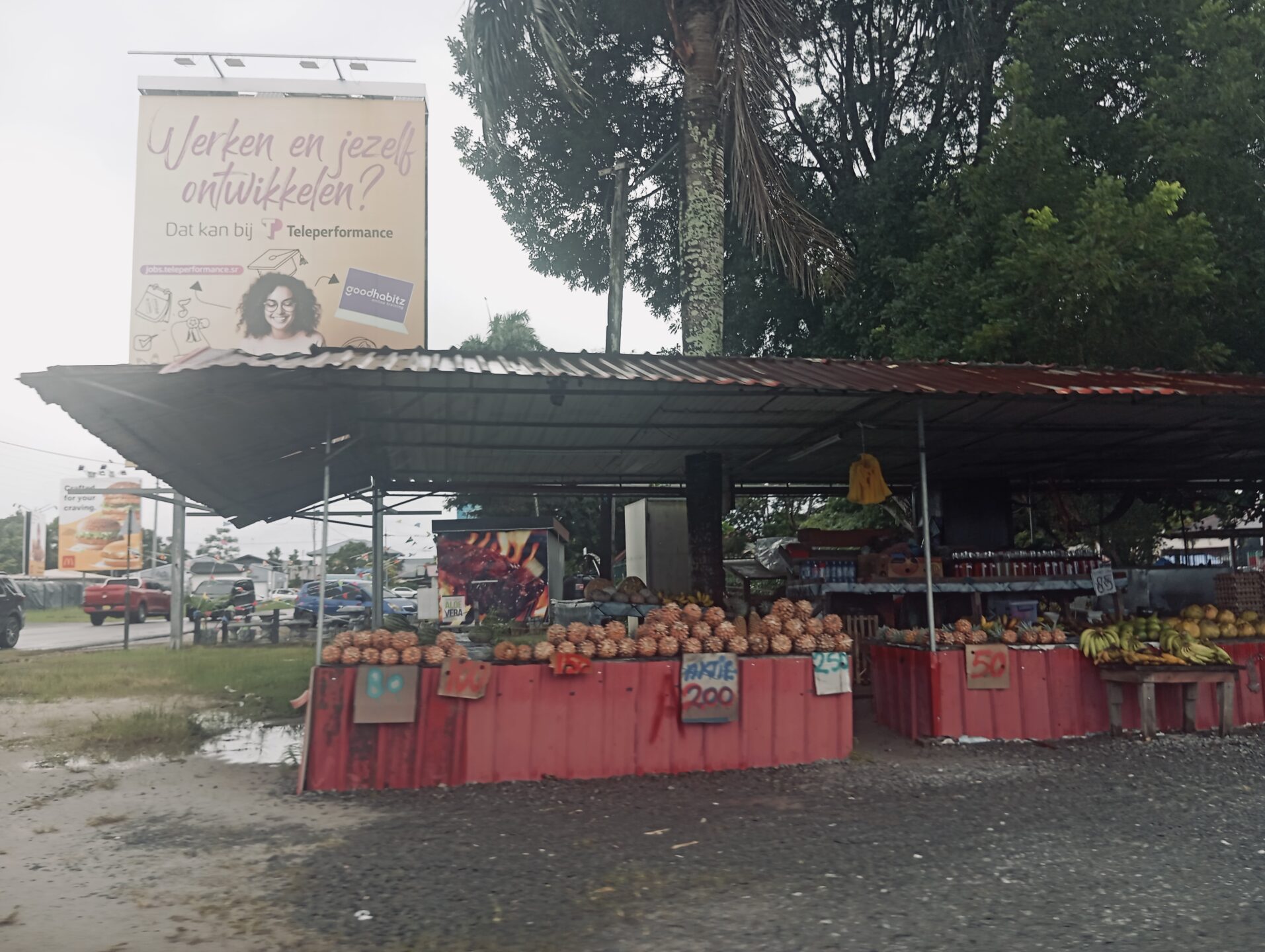 Suriname noemt gastvrijheid graag onderdeel van zijn identiteit. Illustratiefoto: fruitverkoper Paramaribo