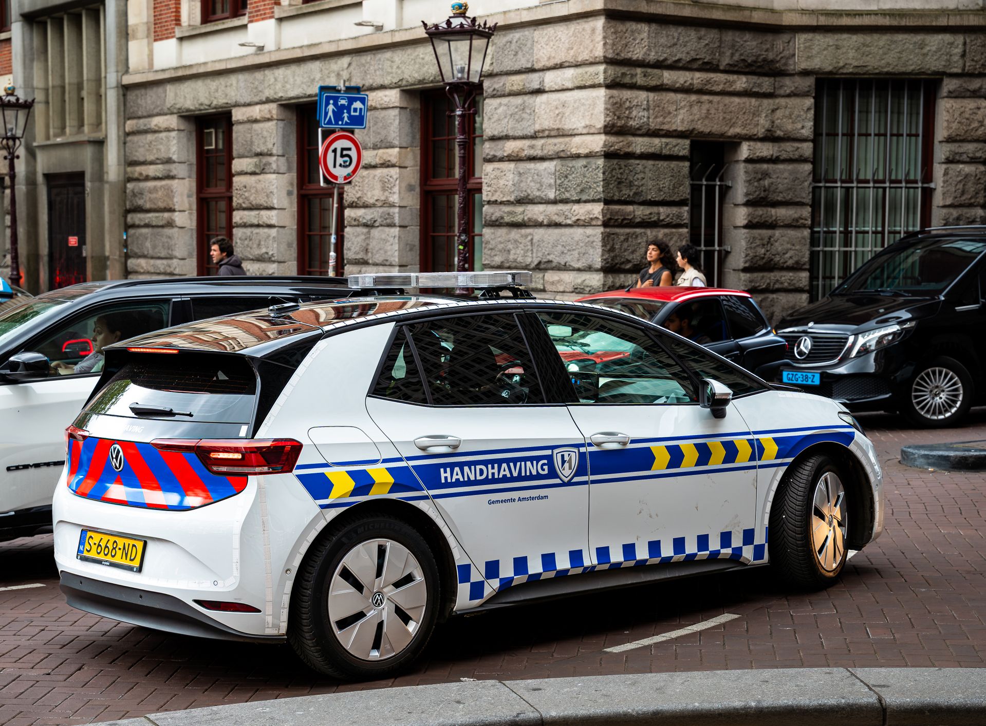 Meer toezicht op straat: is een Surinaams boa systeem een optie? Foto: voertuig Nederlandse handhaving