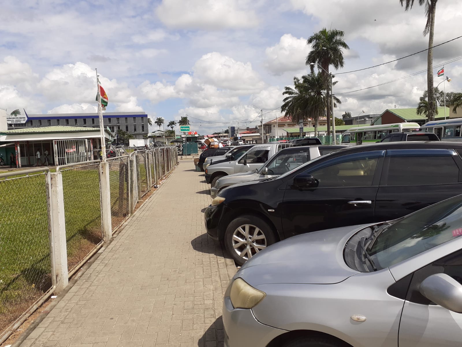 Hoofdingang Academisch Ziekenhuis Paramaribo.