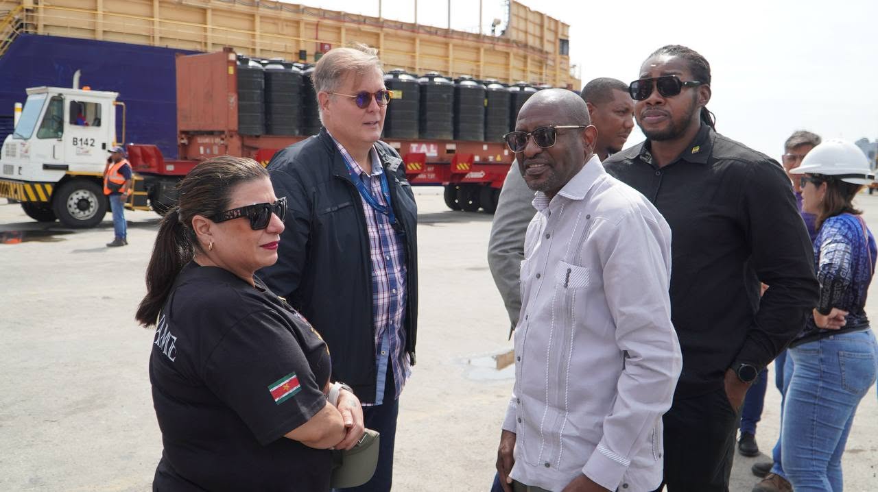 Surinaamse ambassadeur woont solidariteitsceremonie in La Guaira bij.