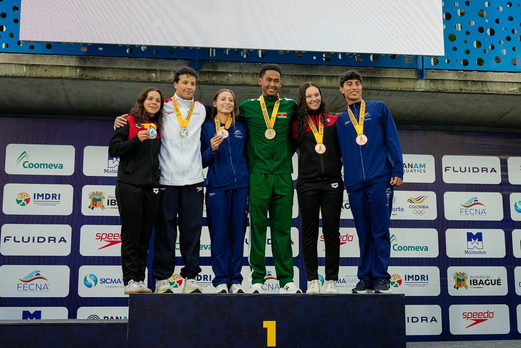 Surinaamse zwemmer schittert met goud en brons in Colombia.