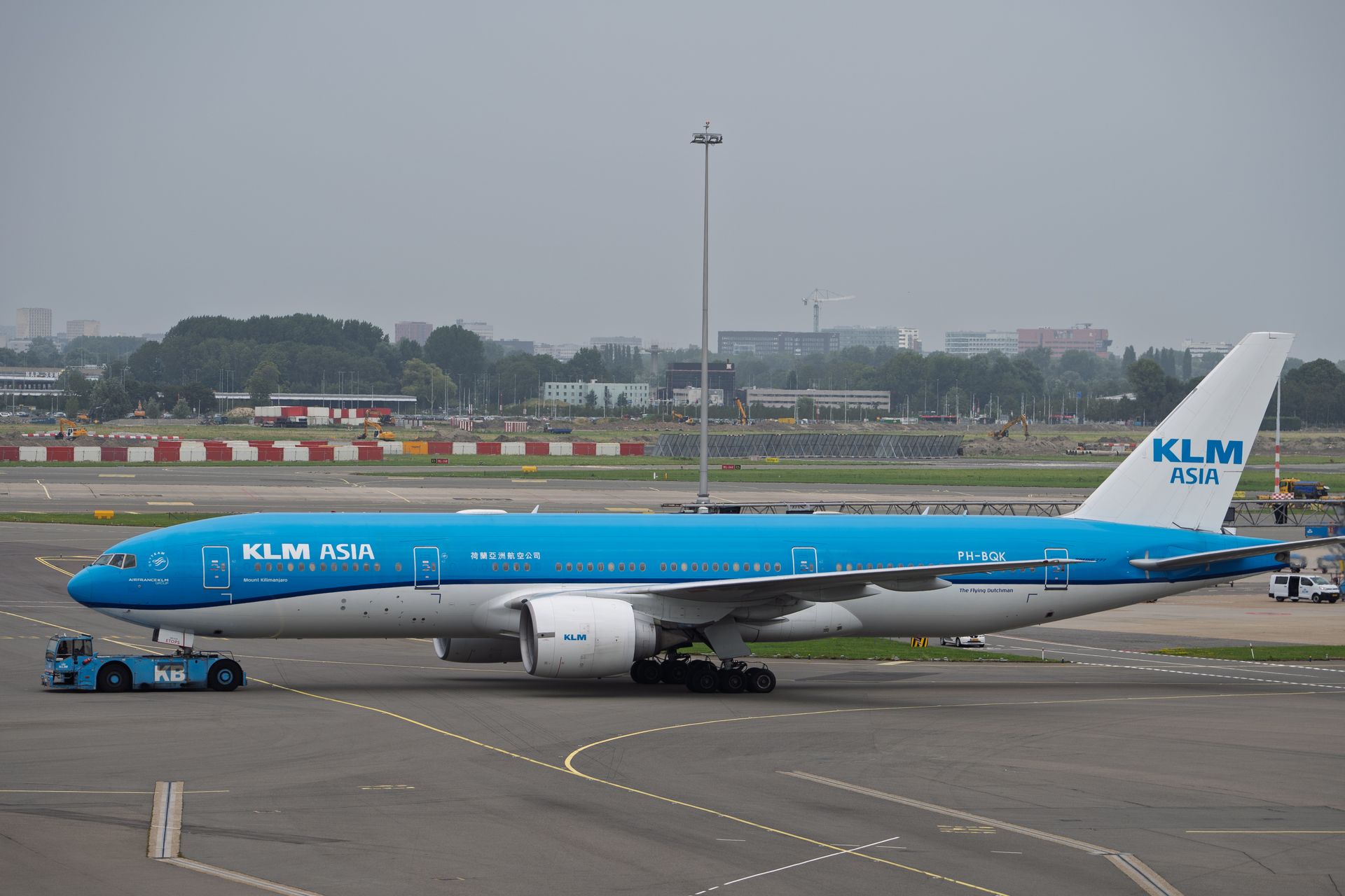Een Boeing 777 van KLM Asia op de luchthaven van Schiphol. Ondanks de naam wordt het toestel ook ingezet voor vluchten tussen Amsterdam en Paramaribo.