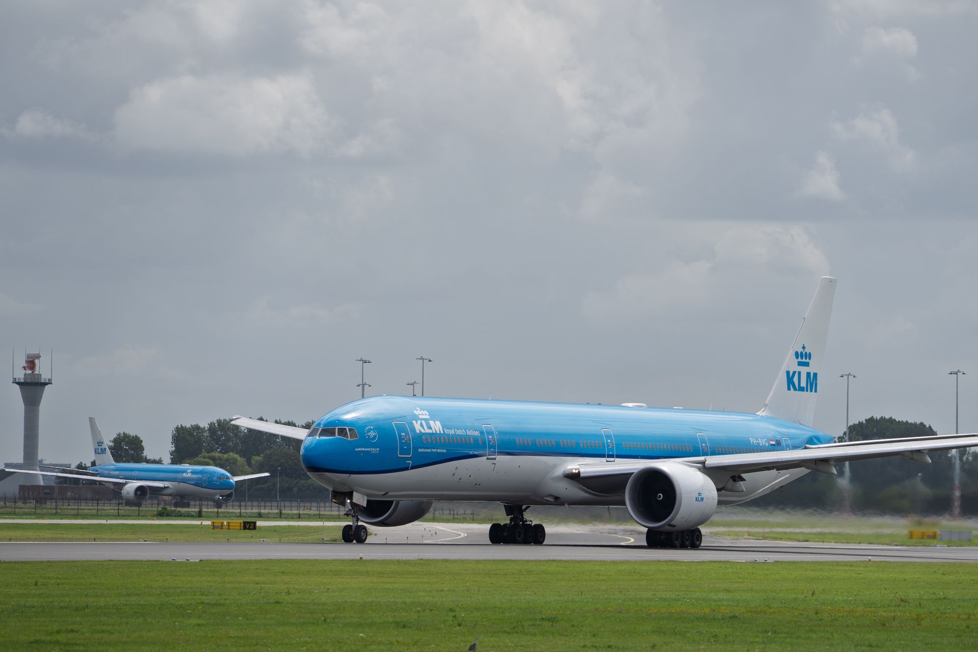 PSA werd goedkoper en digitaal, maar de aangekondigde inhoudelijke versoepeling laat op zich wachten. Foto: KLM-kist op Schiphol