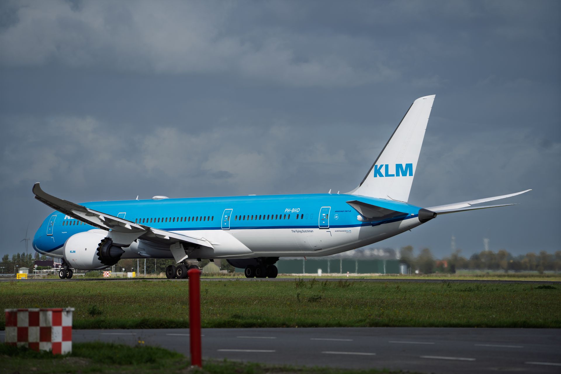 Waarom een goed gevulde bankrekening Surinamers kan helpen bij Nederlands toeristenvisum. Foto: KLM-kist op Schiphol