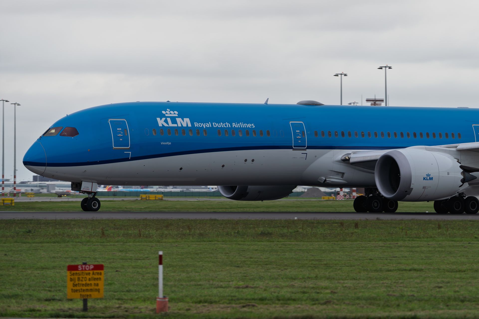 Volgens Nederlandse regels mogen ontvangers van een reguliere bijstandsuitkering maximaal 28 dagen per kalenderjaar in het buitenland verblijven, ook in Suriname. Foto: KLM-kist op Schiphol