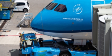Veel Surinamers richten zich op de visumaanvraag zelf, maar ook de persoon in Nederland die garant staat moet aan strenge financiële voorwaarden voldoen. Foto: KLM-kist op Schiphol