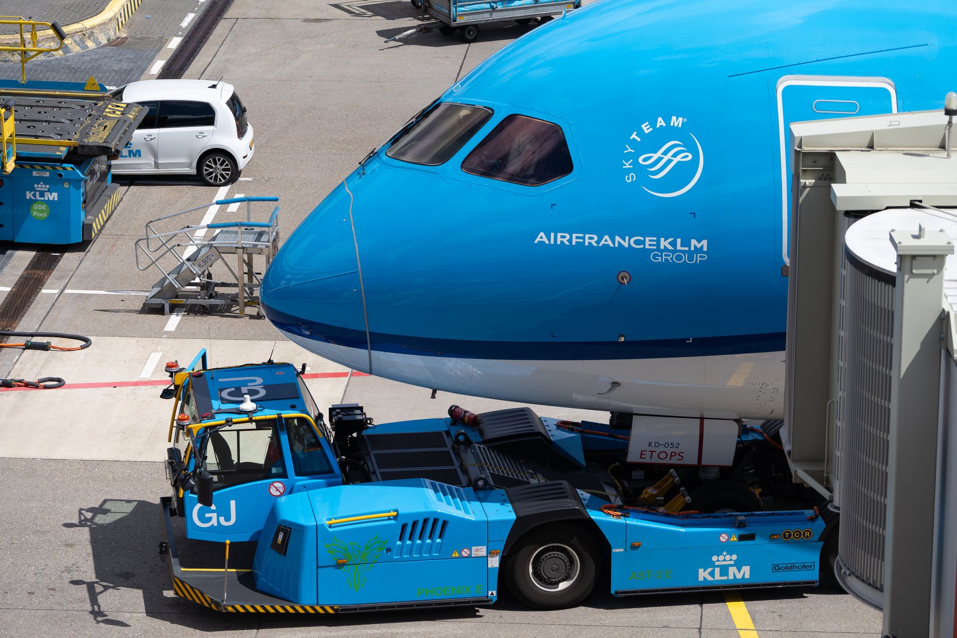 Veel Surinamers richten zich op de visumaanvraag zelf, maar ook de persoon in Nederland die garant staat moet aan strenge financiële voorwaarden voldoen. Foto: KLM-kist op Schiphol