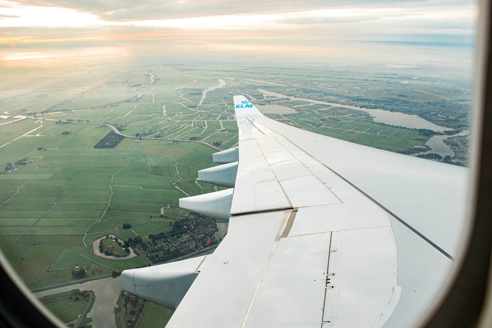 Surinamers met uitkering krijgen dringend advies over vertrek uit Nederland. Foto: KLM-kist nabij Schiphol