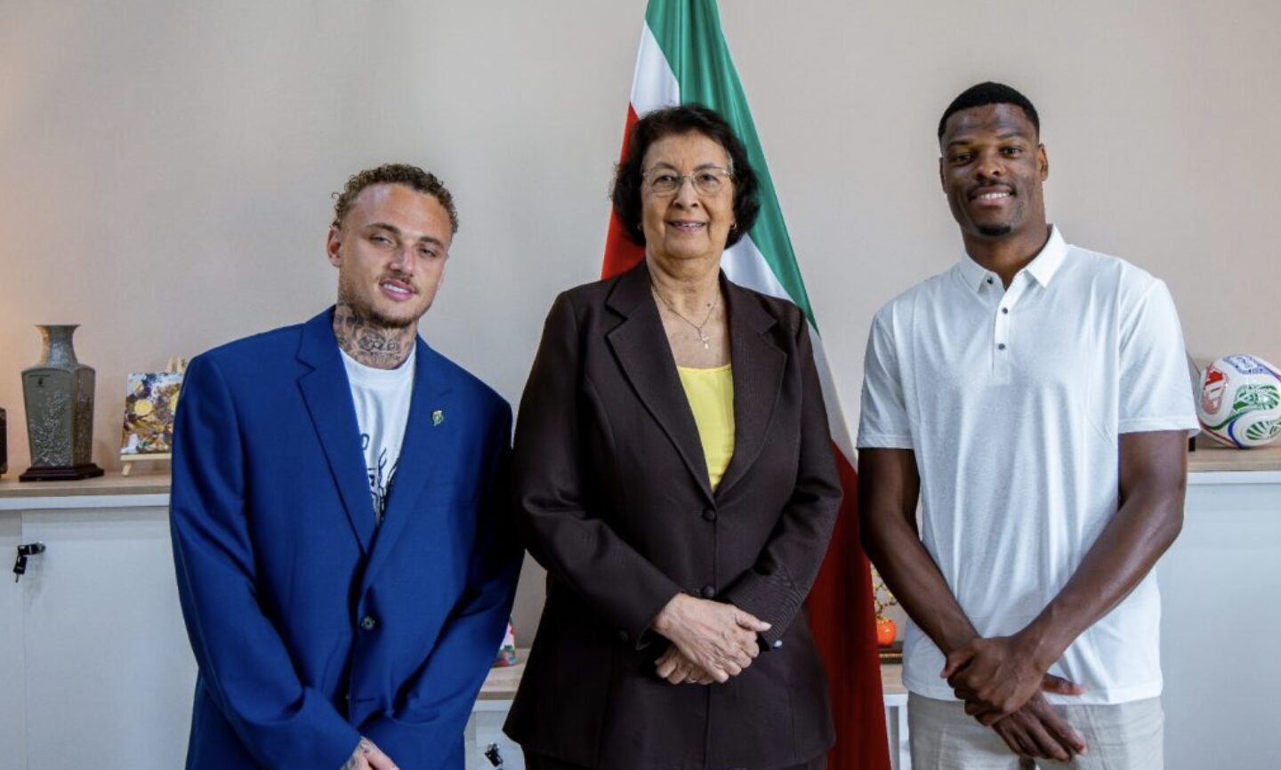 Dumfries en Lang brengen bezoek aan president Simons en delen voetbaldroom voor Suriname