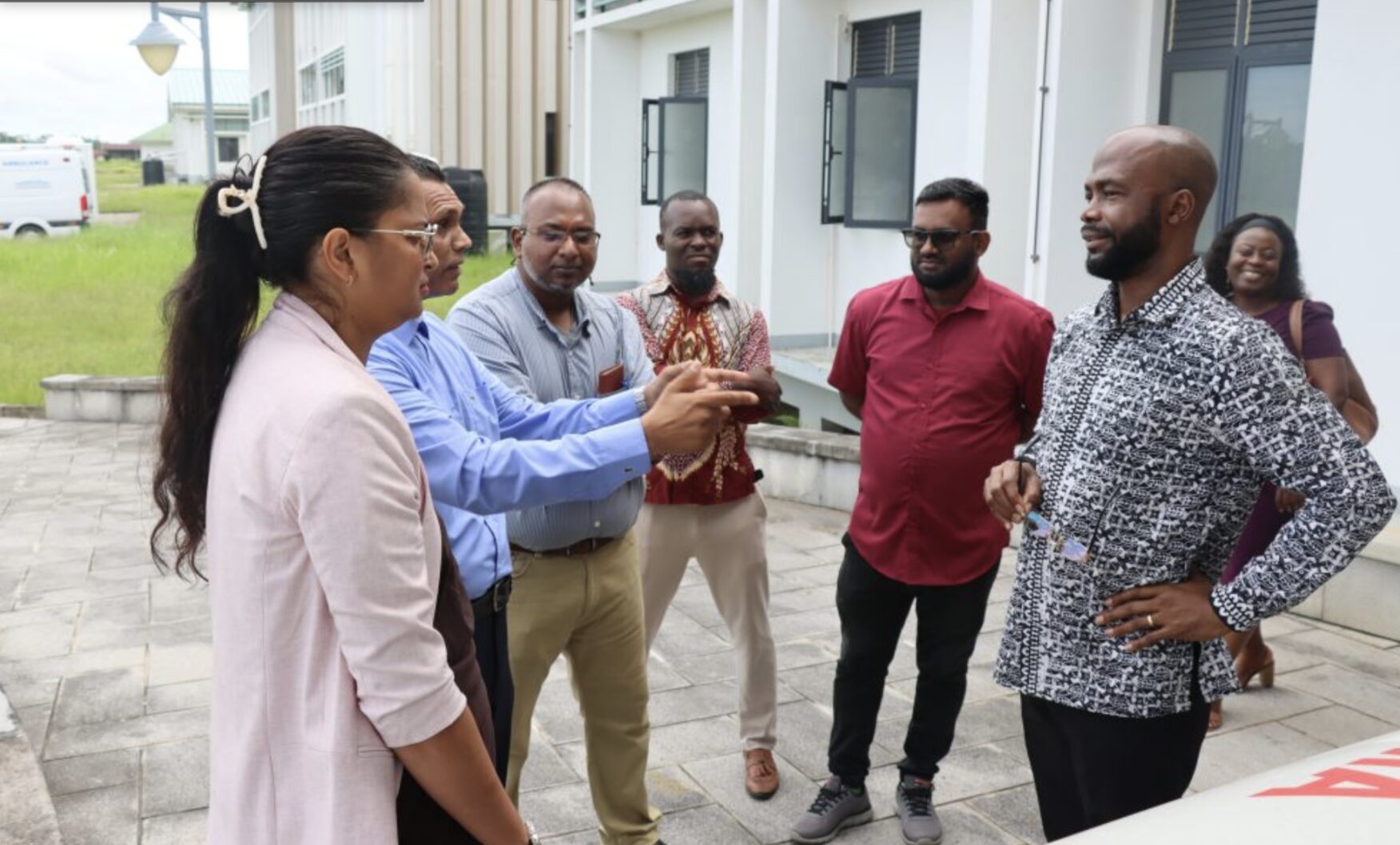 Minister Misiekaba overhandigt hematologieapparaat aan Regionaal Ziekenhuis Wanica. Foto: CDS