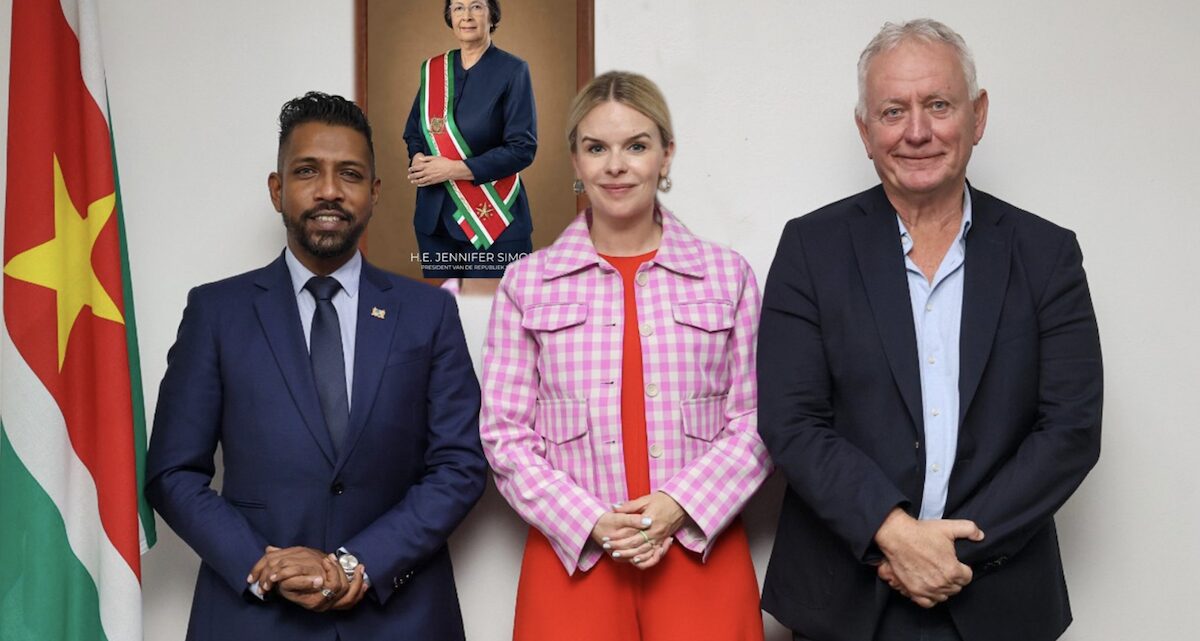 Minister Monorath met Nederlandse parlementariërs in Paramaribo. Foto: CDS