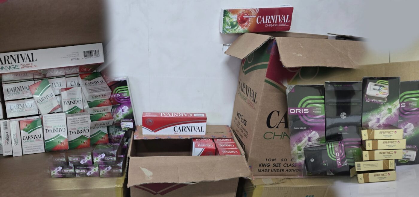 Een postpakket met 120 nicotinepods werd door de douanerecherche onderschept, waarna de politie twee verdachten aanhield. Foto: KPS
