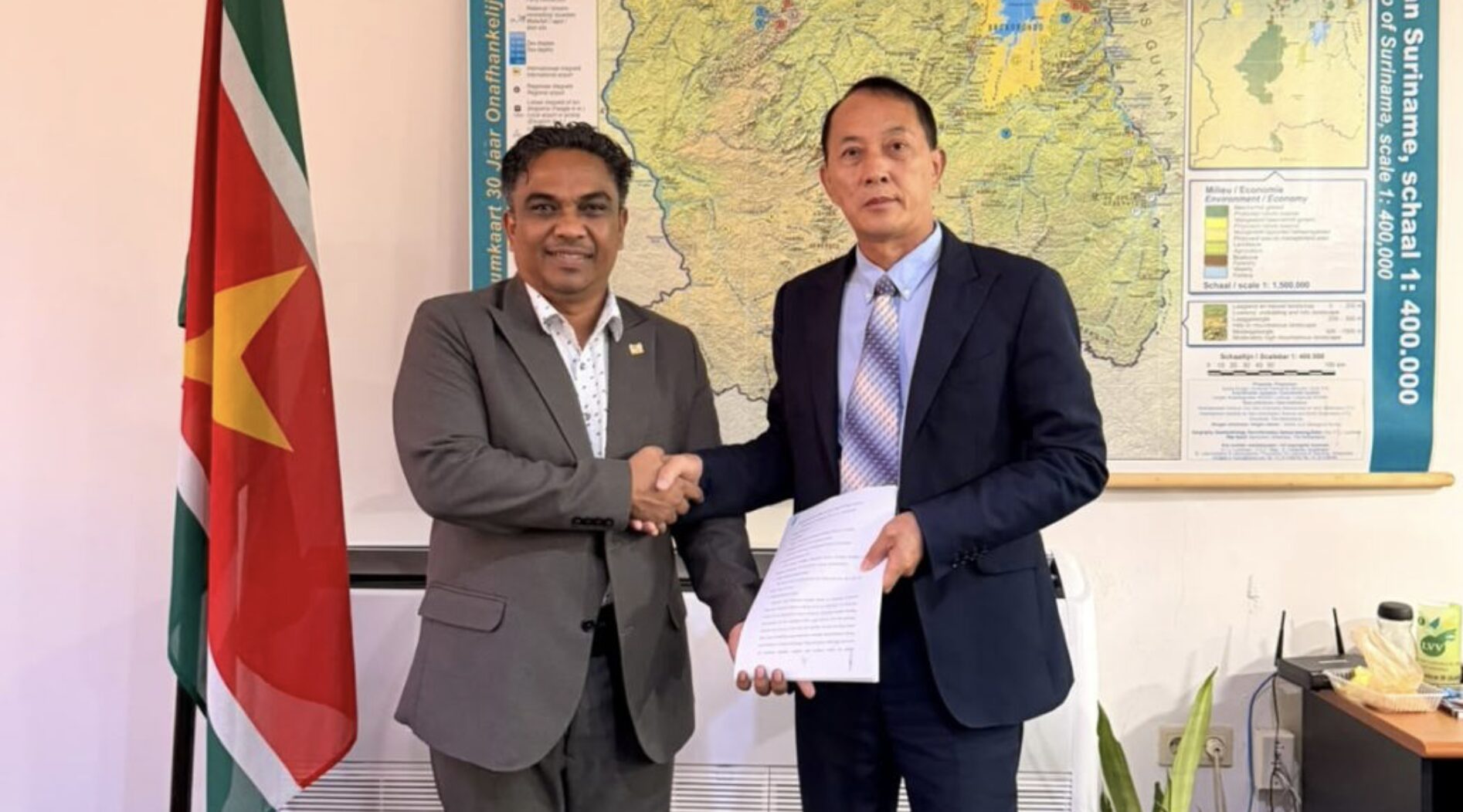 Minister Mike Noersalim en vertegenwoordigers van Jiangxi Ganliang ondertekenen de overeenkomst voor de tweede fase van het landbouwproject.