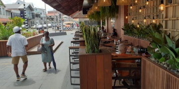 Wanneer familie uit Nederland na lange tijd weer voet op Surinaamse bodem zet, gaat het vaak om meer dan alleen een bezoek. Foto: Paramaribo stadscentrum