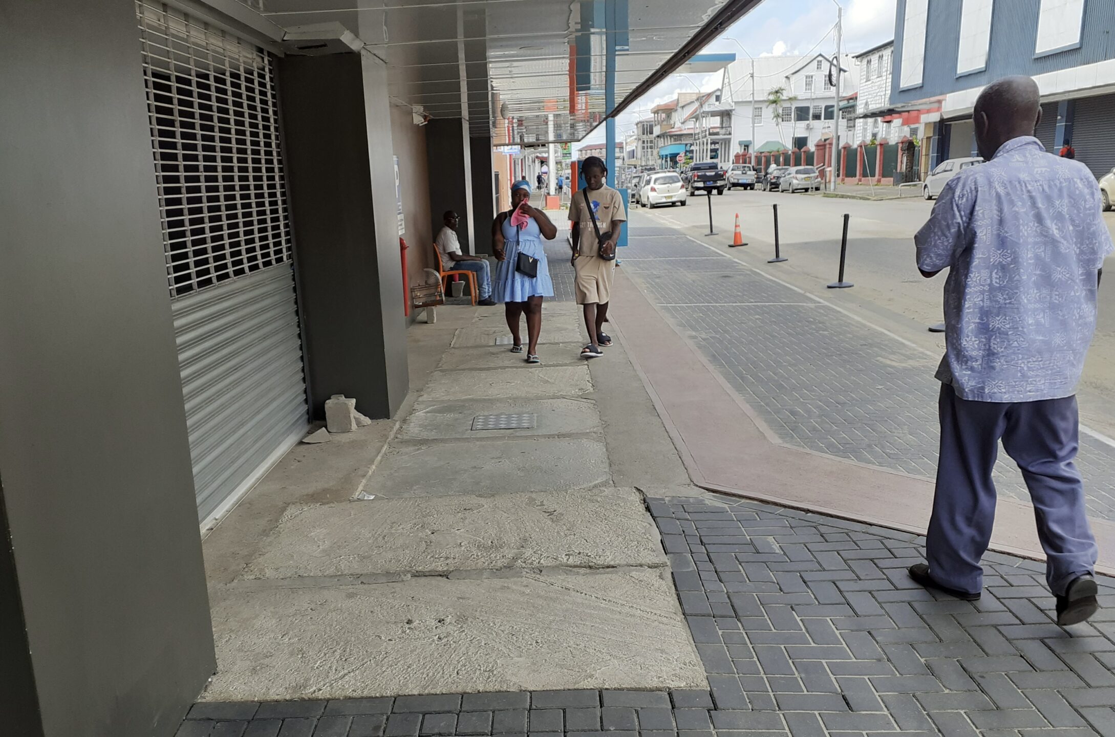 Sommige lezers vinden dat Suriname kritischer moet zijn bij toelating van remigranten.
