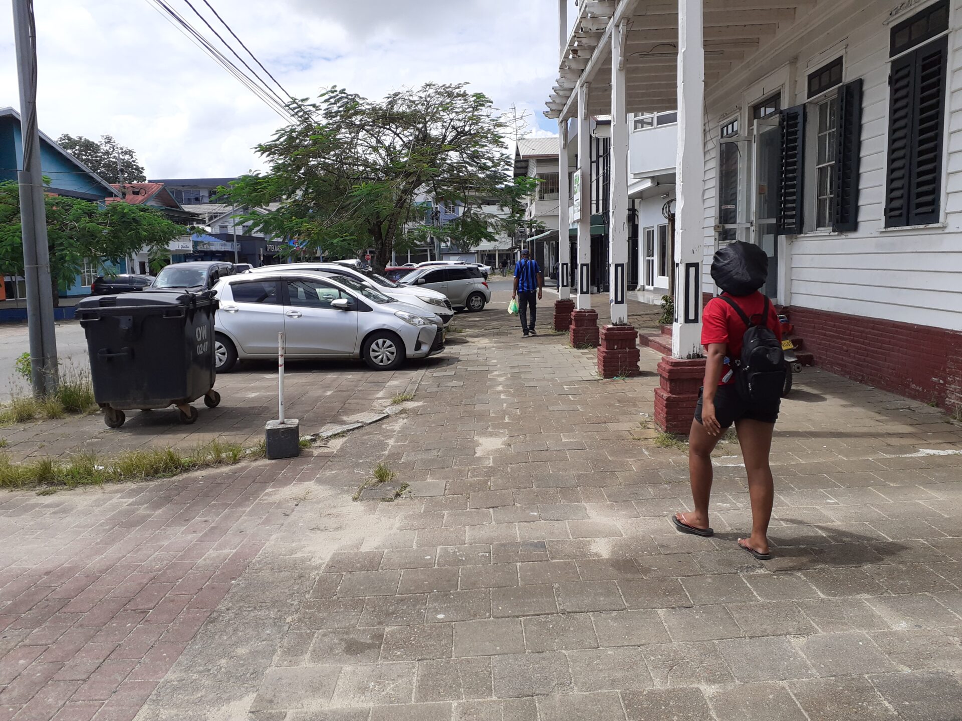 Een groot gezin als teken van welvaart in Suriname. Illustratiefoto: Paramaribo stadscentrum