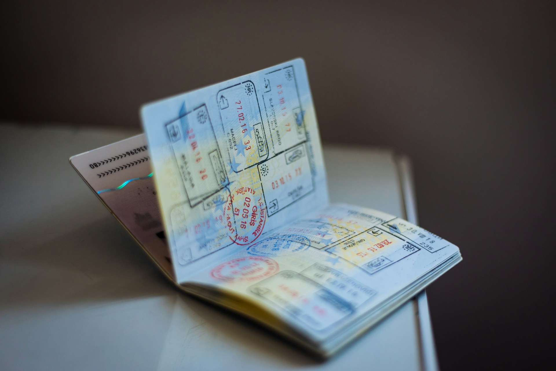 Voor Surinamers geldt een visumplicht voor een kort verblijf in Nederland, terwijl Venezolanen visumvrij naar het Schengengebied mogen reizen.