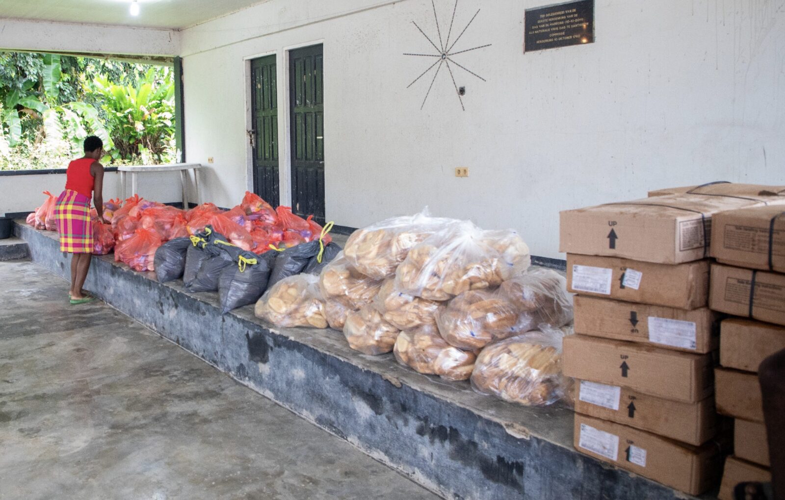 Bewoners van Santigron en Pikin Poika ontvangen voedselpakketten en drinkwater na de vervuiling van de Saramaccarivier. Foto: CDS