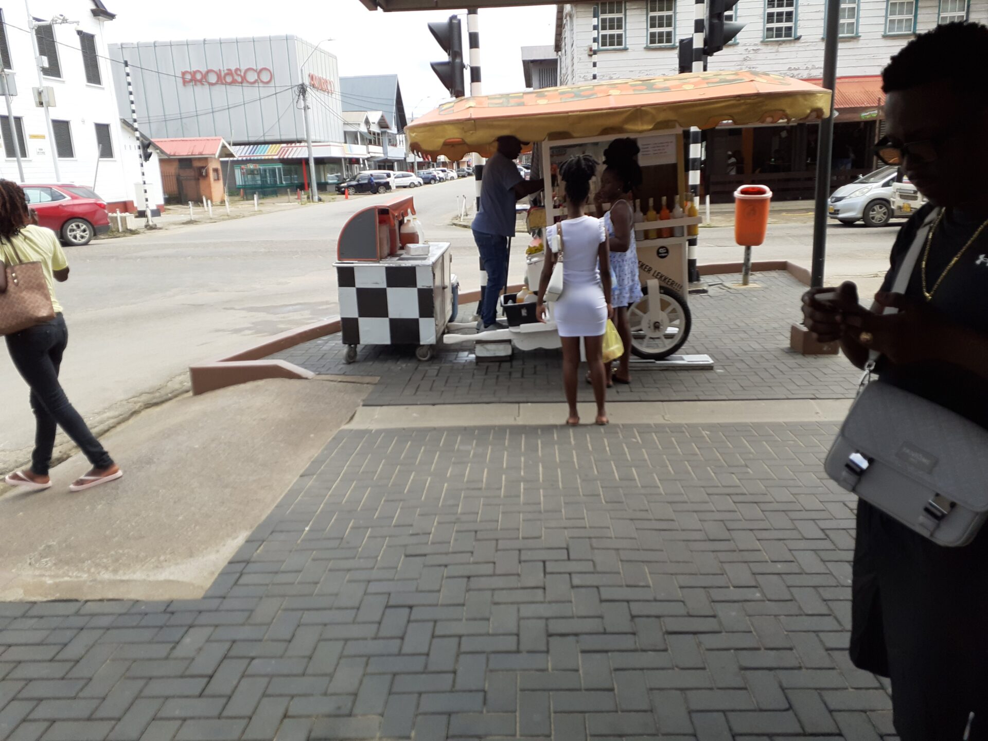 "Suriname wordt ook geremd door inwoners die vooral klagen en zelden hun eigen gedrag onderzoeken." Illustratiefoto: Paramaribo stadscentrum