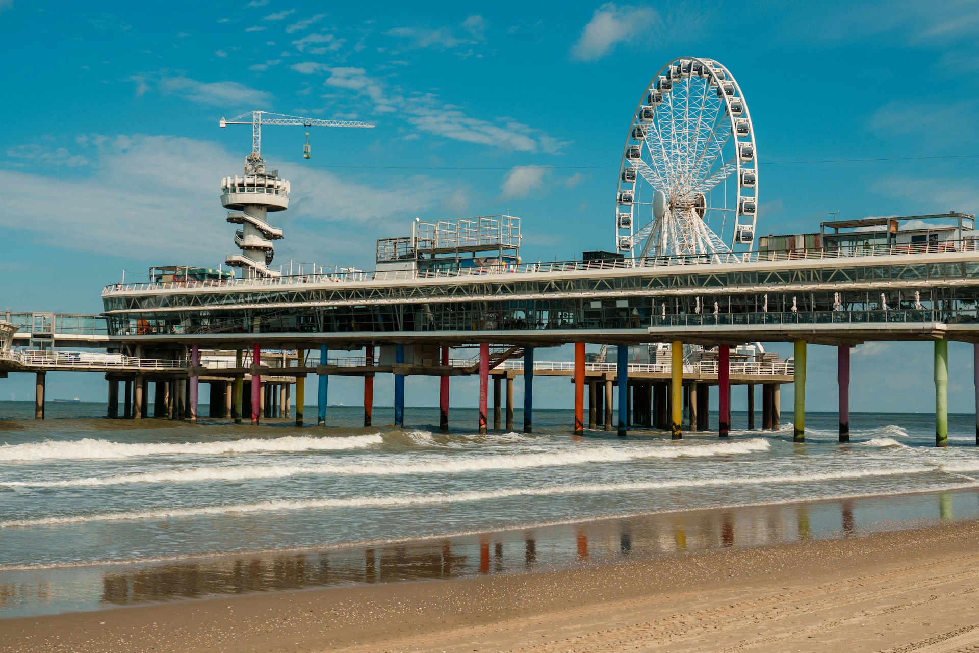 Met dit maandsalaris voel je je ook als Surinamer niet rijk in het peperdure Holland. Foto: Scheveningen, toeristische trekpleister