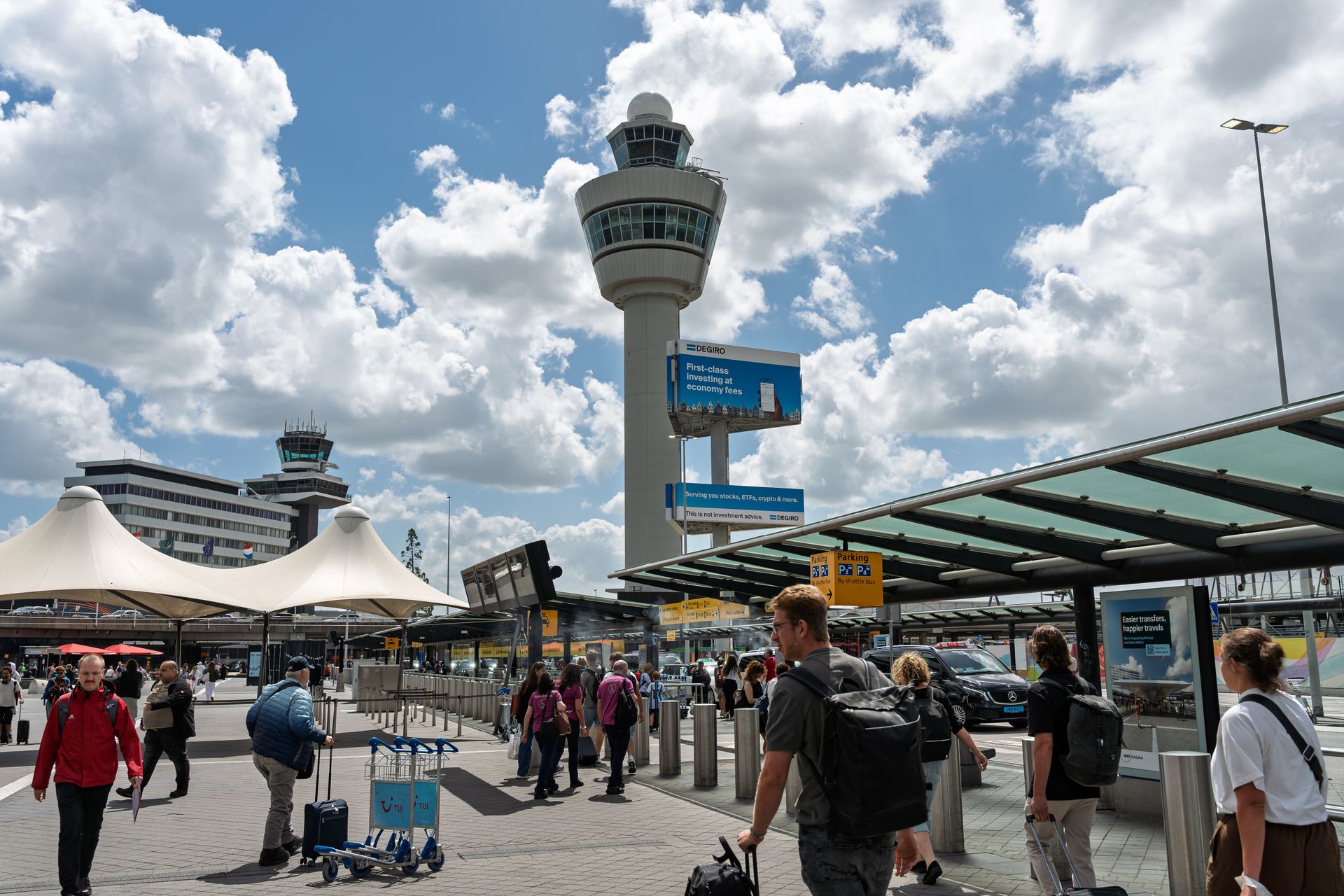 Familiebezoek tussen Suriname en Nederland draait vaak niet alleen om geld, maar ook om tijd en verwachtingen. Foto: Schiphol airport