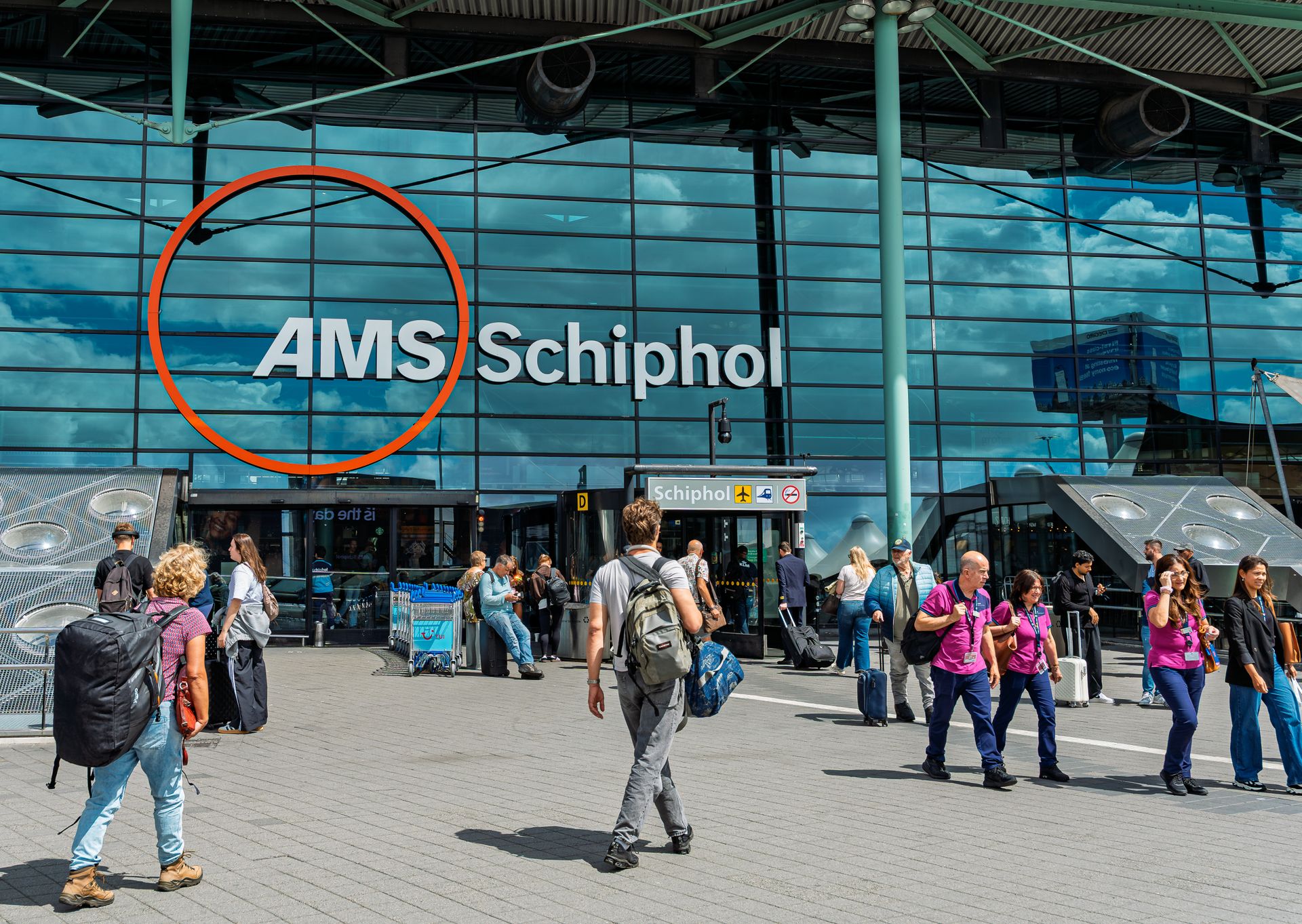 Geld en visum als belangrijkste reden waarom Surinaamse familie Nederland minder vaak bezoeken. Foto: Schiphol Airport