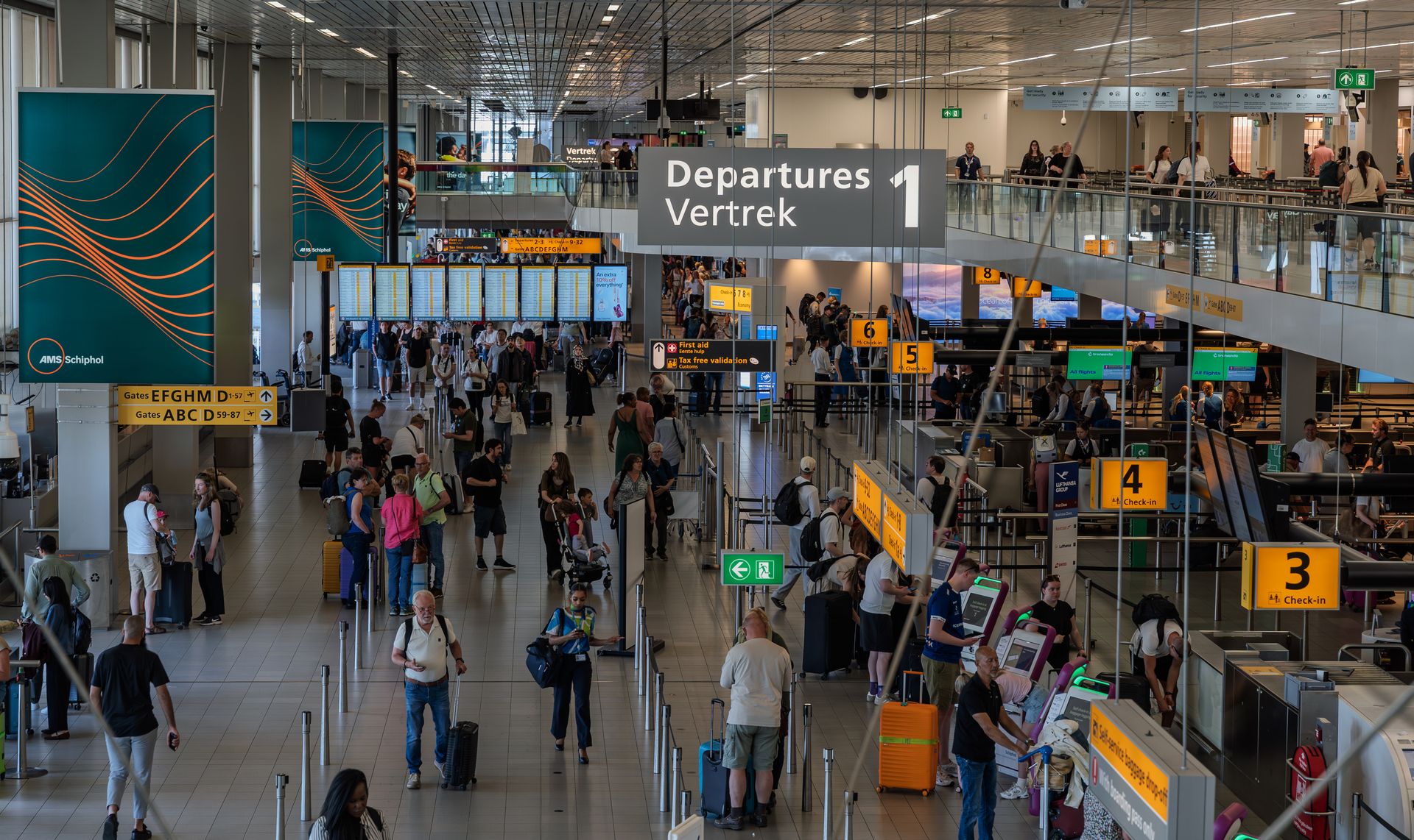 Vaak klinkt de hardste kritiek op Suriname niet vanuit Paramaribo, maar vanuit de Surinaamse gemeenschap in Nederland. Foto: Schiphol Airport vertrekhal