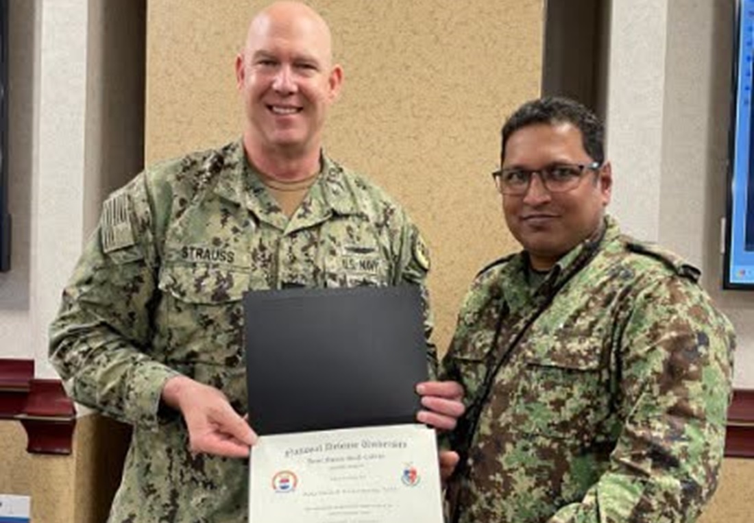 Amerikaanse ambassade feliciteert Surinaamse majoor met militaire opleiding in VS.