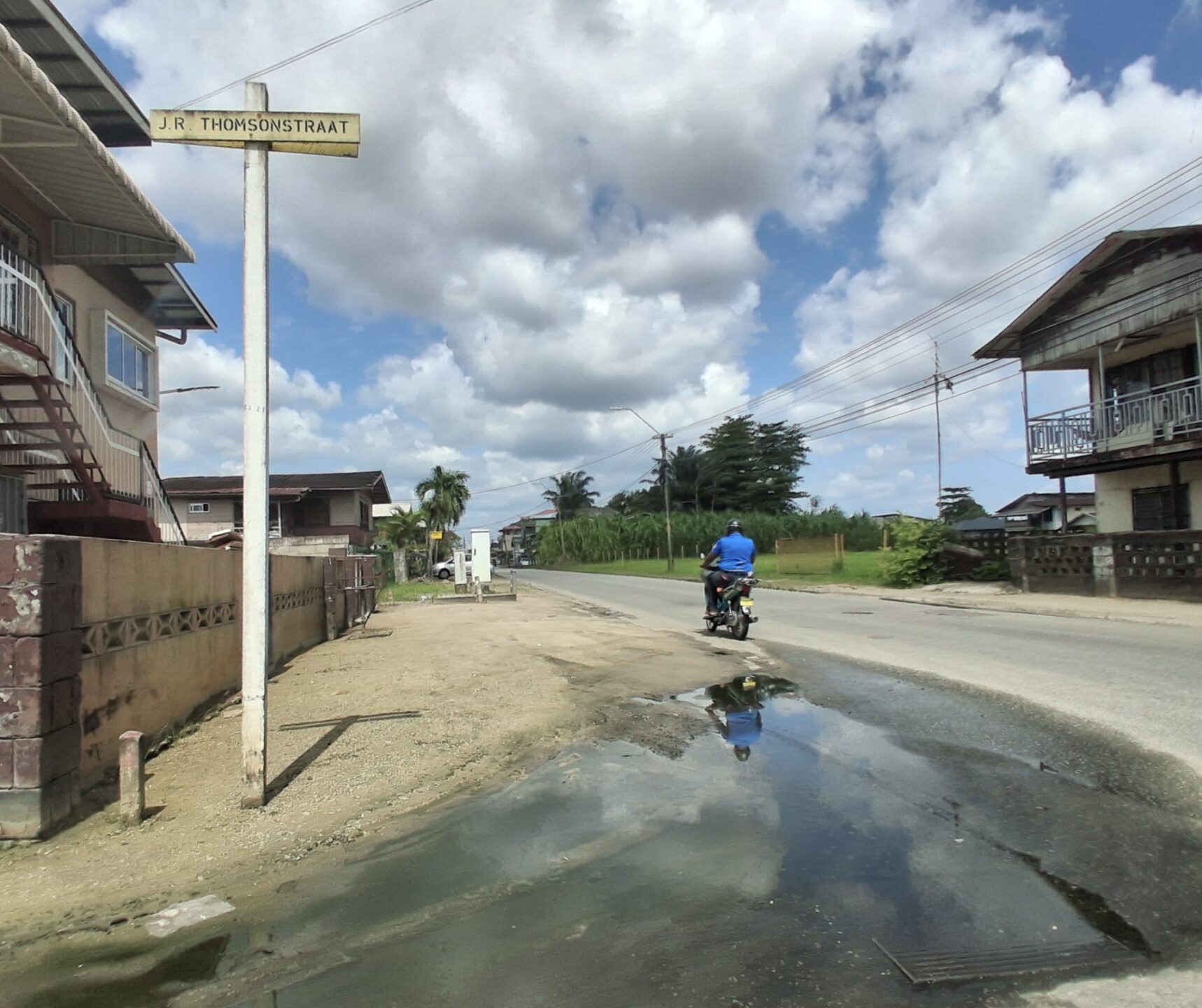 Wie geen sociaal netwerk heeft, ontdekt al snel hoe stil Suriname kan zijn. Foto: Thomsonstraat in Paramaribo