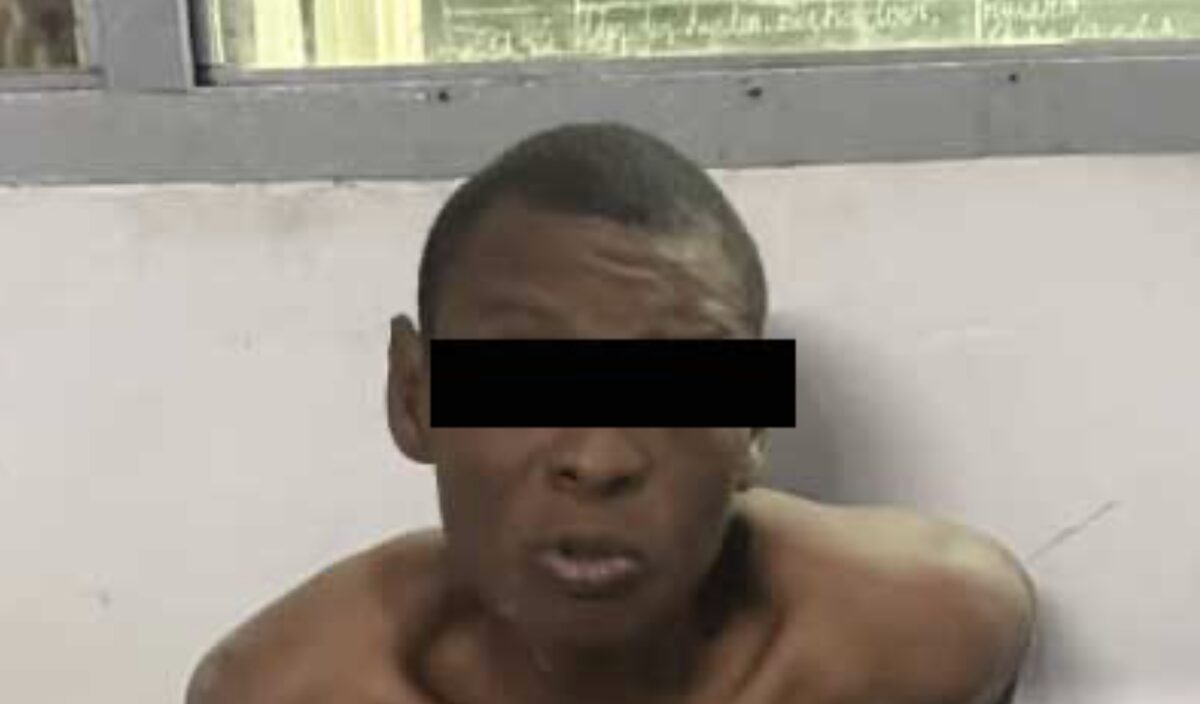 Een 49-jarige man is door het Quick Response Team aangehouden na de diefstal van twee koperen buizen aan de J.A. Pengelstraat in Paramaribo. Foto: KPS