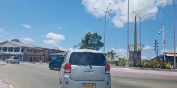 'Gordels achterin overbodig', gaf de Surinaamse chauffeur te kennen. Foto verkeer Paramaribo ter illustratie.