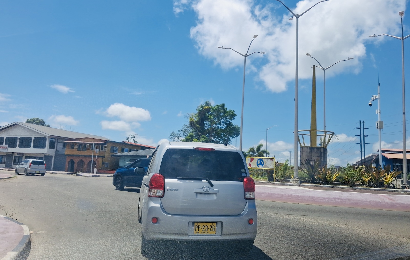 'Gordels achterin overbodig', gaf de Surinaamse chauffeur te kennen. Foto verkeer Paramaribo ter illustratie.